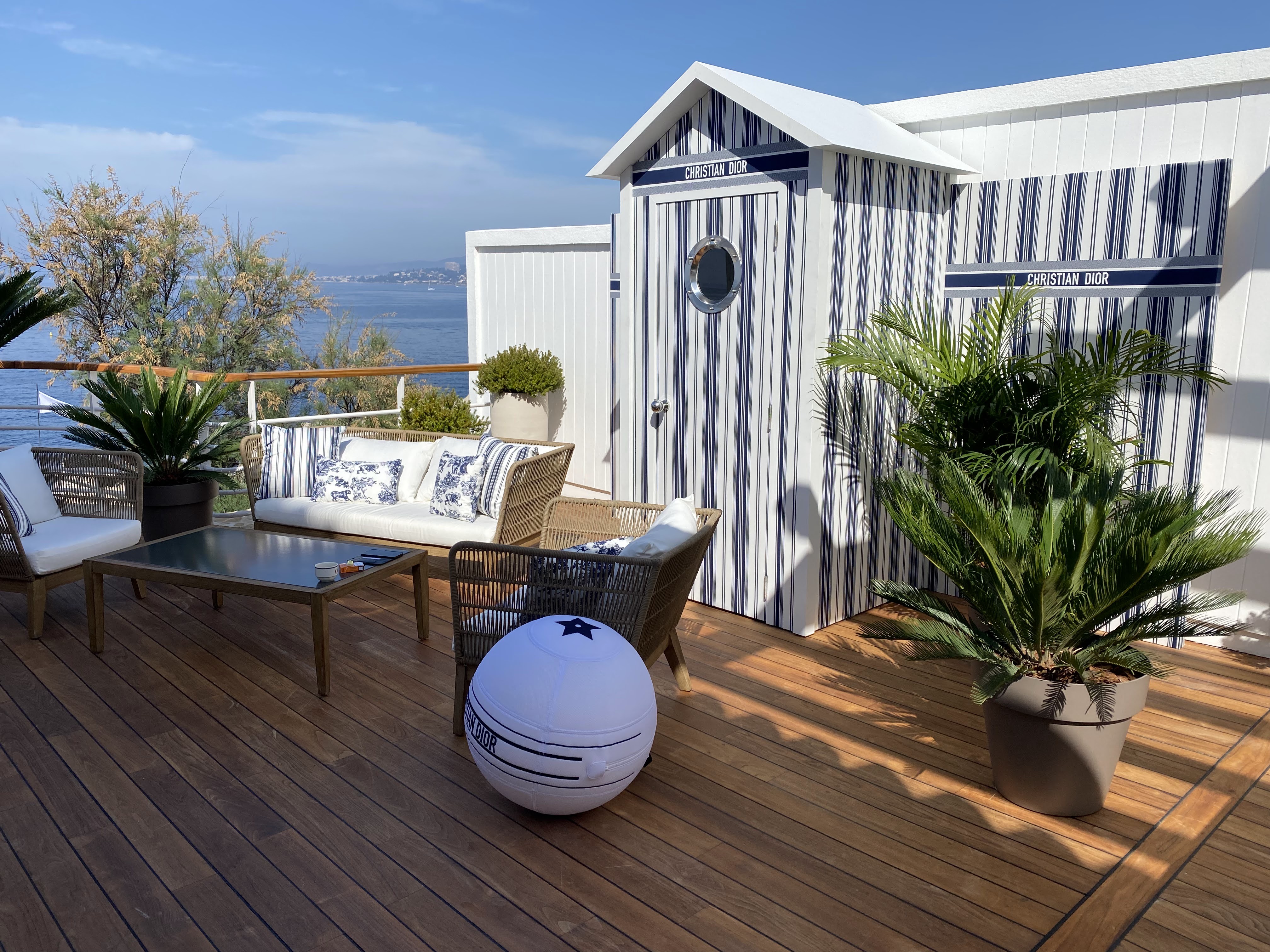 Désinsectisation extérieur : Superbe terrasse méditerranéenne et espaces verts protégés durablement contre les nuisibles volants dans les Alpes-Maritimes