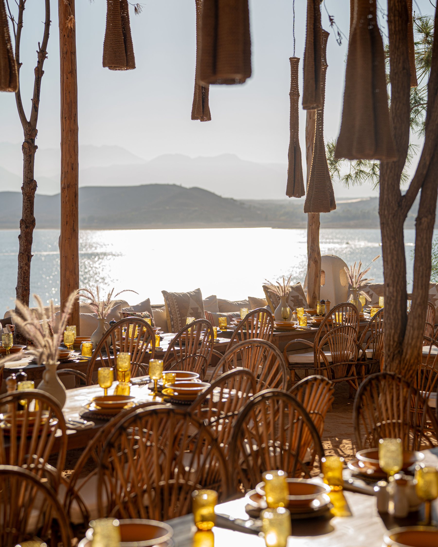 Terrasse de restaurant en extérieur avec vue sur l’eau, photographie d’illustration