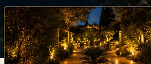 Jardin méditerranéen éclairé en soirée