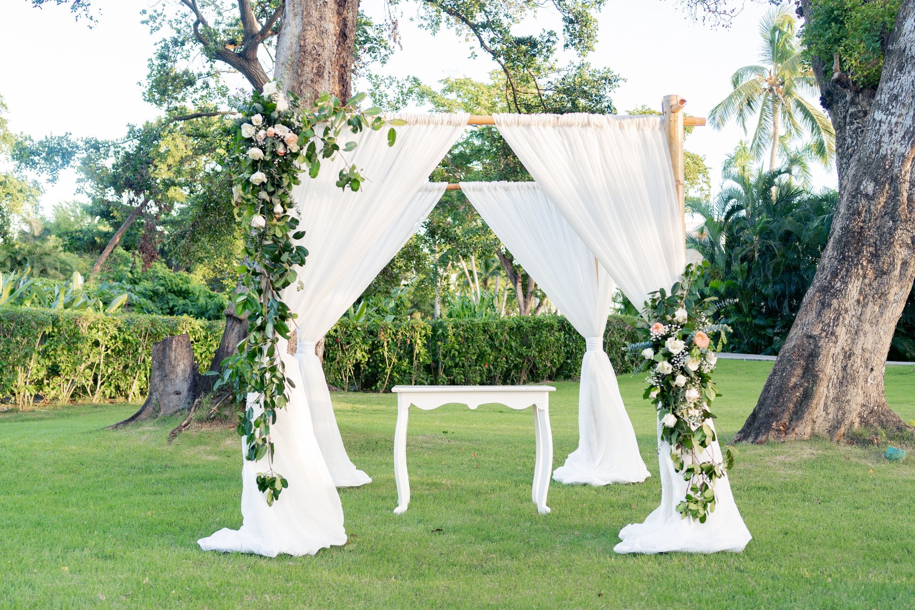 Cérémonie de mariage installée dans un jardin, photographie d’illustration